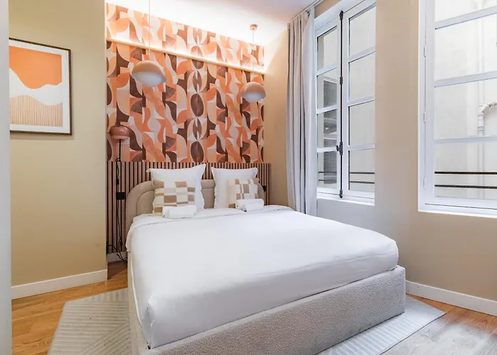 Spacious Air-conditioned In Bastille, 11th Lejlighed *
