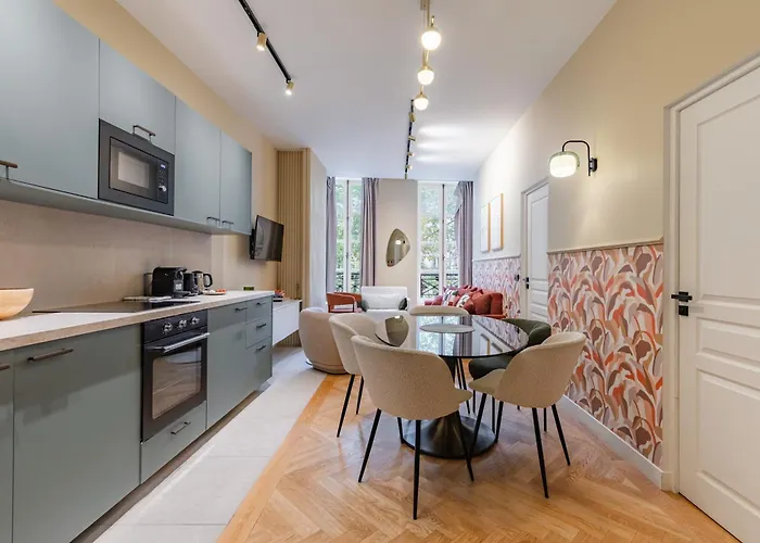 Spacious Air-conditioned In Bastille, 11th